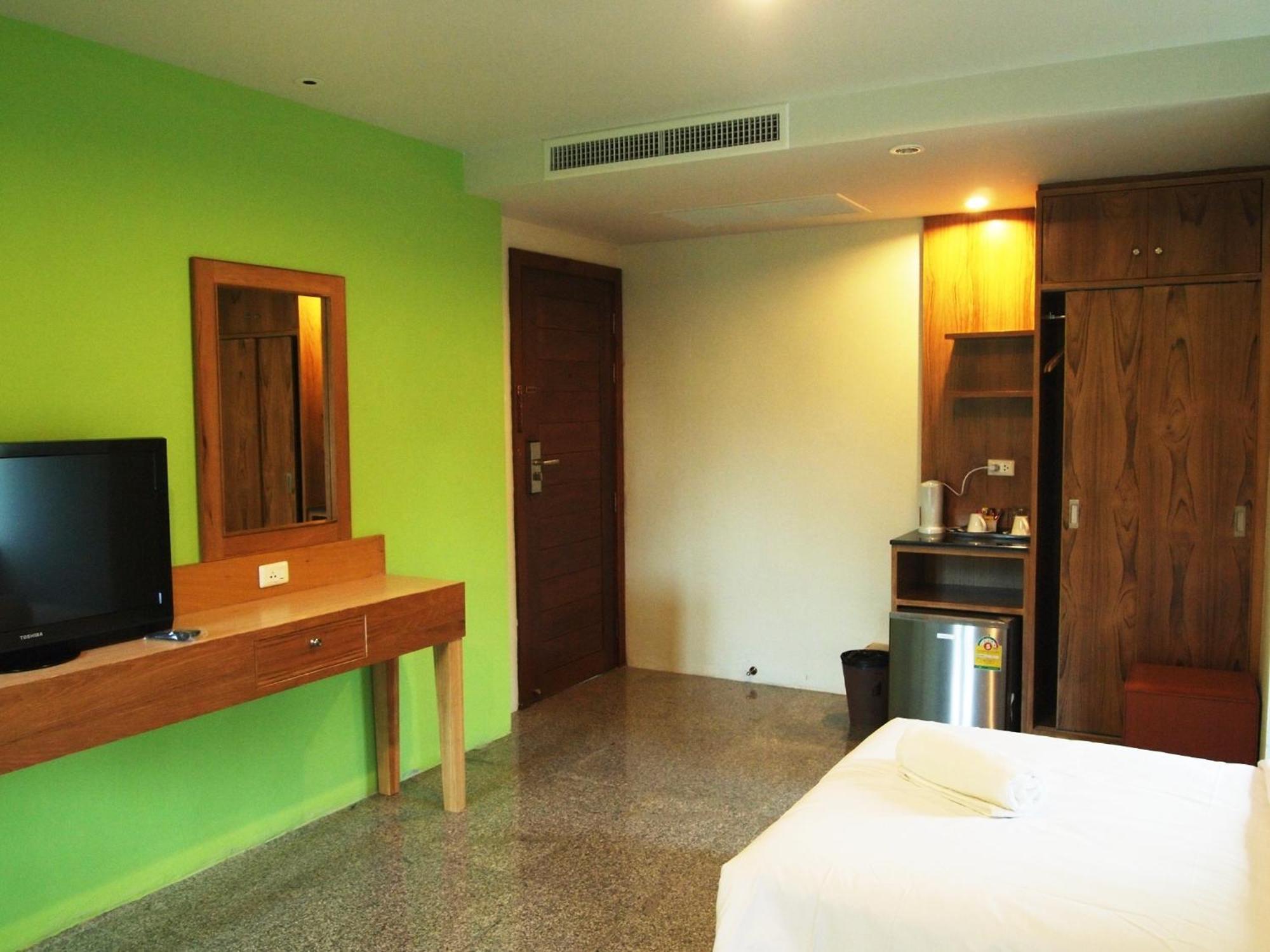 Phuket Ecozy Hotel Patong Esterno foto